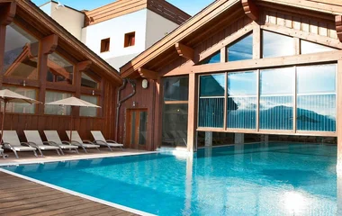 Vista da piscina do resort