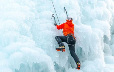 Homem escalando no gelo.