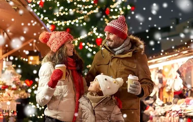 Mãe, pai e filha em feira de natal.