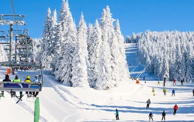 Teleférico em estação de esqui.