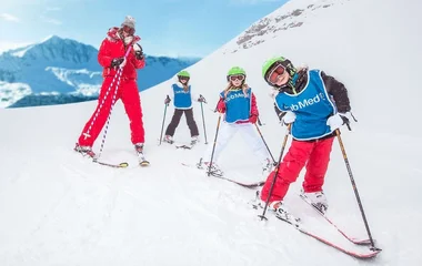 Aula de esqui infantil no Club Med.