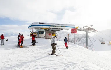 Pessoas na pista de esqui