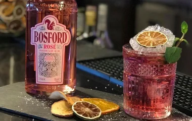 Copo de gin rose com laranja.