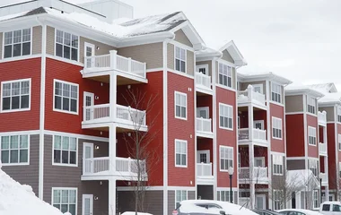 Vista de um apartamento na neve