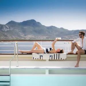 Homem e mulher no cruzeiro do Club Med.