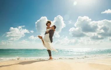 Casal na praia depois do casamento.