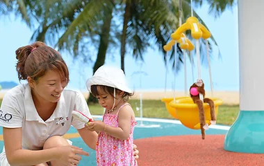 Criança e G.O. em resort.