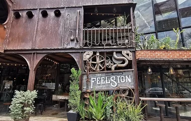 บรรยากาศหน้าร้าน The Feelsion Cafe