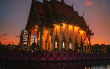 thailandese temple on the sunset
