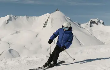 woman skiing