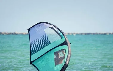 Glisser sur l'eau en wing surf