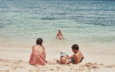 famille plage martinique chateau de sable