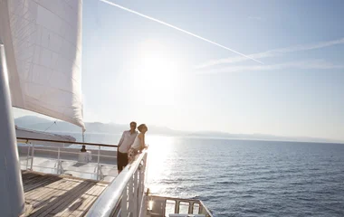 Pareja en la cubierta del barco.