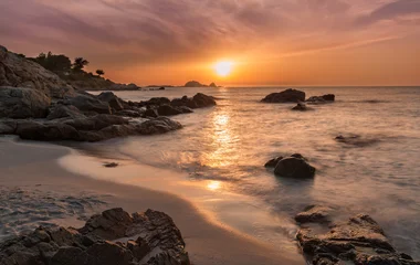 coucher de soleil sur une plage de l'Île Rousse
