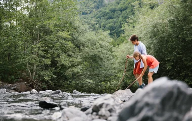 deux enfants au bord d'une rivière