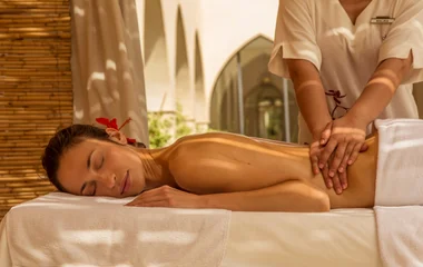 Mulher recebendo massagem no SPA.