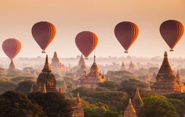 Vue sur les montgolfières de Bagan lors d'un voyage en Birmanie