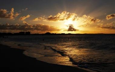 Coucher de soleil sur la mer aux îles Turks et Caïcos
