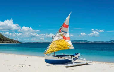 Bateau à voile sur la plage lors d'un voyage à Madagascar
