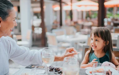 Oma und Enkelkind im Restaurant