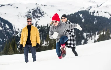 famille joue neige grand massif