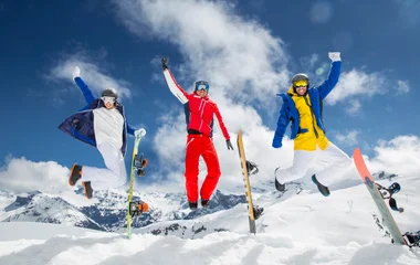 couple contemplant la montagne