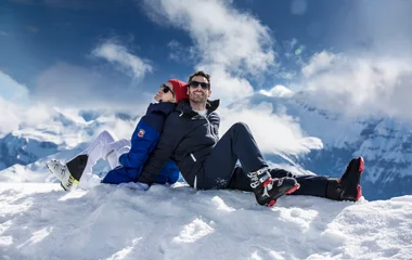 2 personnes heureuses montagne