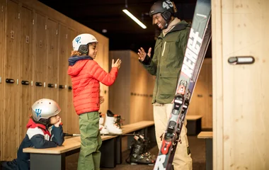 mère et sa fille au ski pro shop Club med