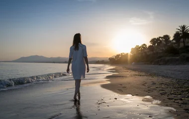femme bord de l'eau marbella club med