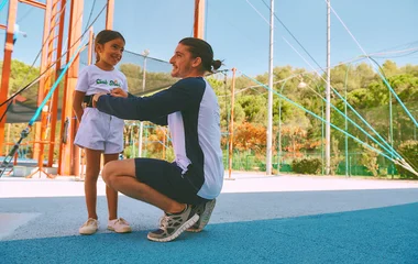 GO çocuğu trapeze hazırlıyor