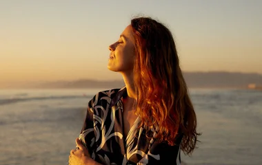 femme sur la plage de yasmina