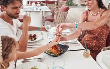 déjeuner en famille au soleil