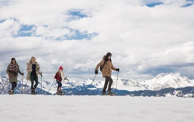 famille randonnée raquettes montagne