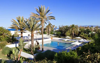 Vista do Club Med Yasmina com Mediterrâneo azul e Montanhas Rif ao fundo