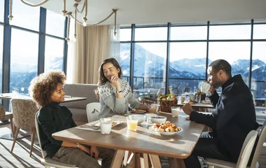 petit-déjeuner en famille à la montagne