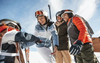 adultes avec un enfant en tenue de ski