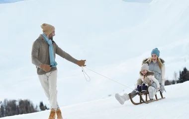 famille luge montagne neige