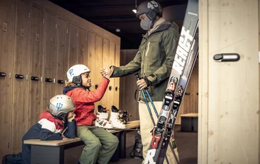 père et enfant prêts à partir skier Club Med ski pro shop