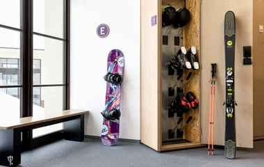 snowboards rangés dans un casier