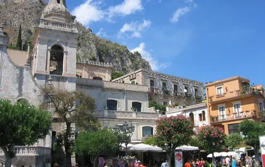 la Piazza IX Aprile à Taormine