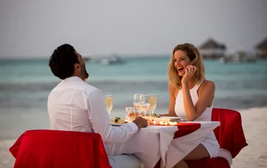 二人在翡诺岛享浪漫晚餐