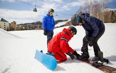Club Med snowboarding lesson: A group of participants enjoying an instructive class on the slopes