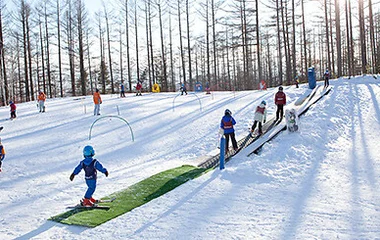 kids skiing
