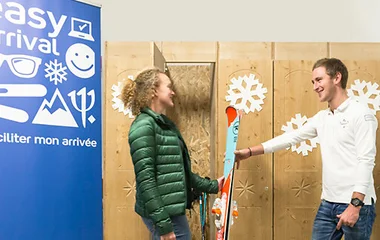 Duas pessoas próximas a um armário.