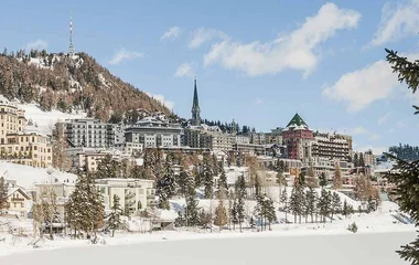 Vale coberto de neve em St. Moritz, Suíça