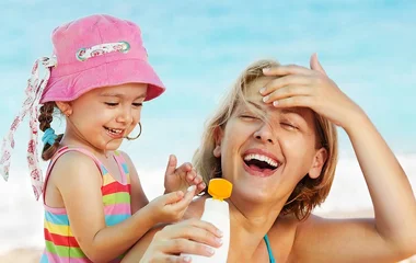 Mutter mit Kind am Strand