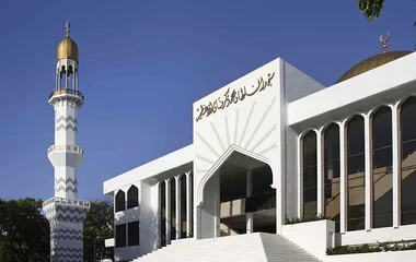 Weiße, große Moschee in Malé