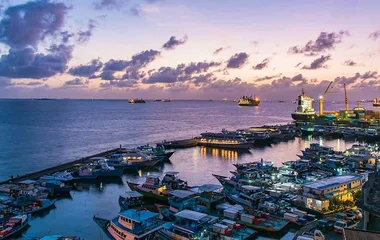Hafen von Malé bei Sonnenuntergang