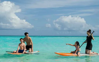 Familie im Meer auf Paddleboards
