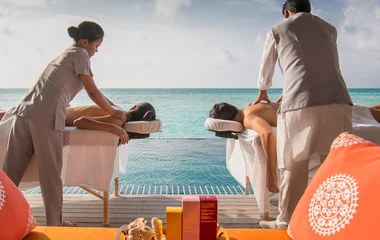 Massage im Freien am Pool